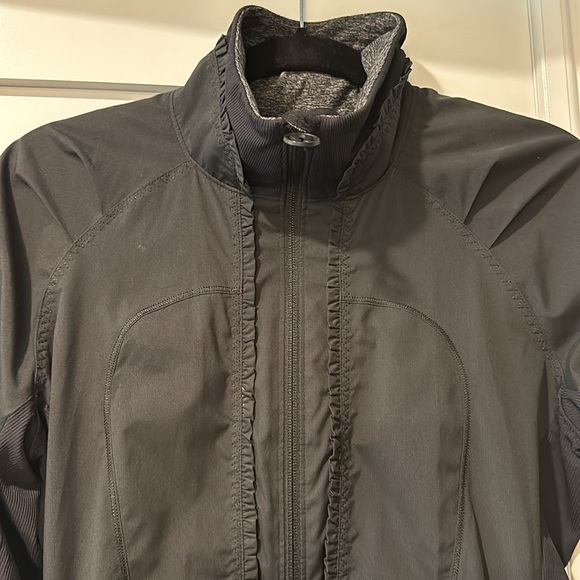 Lulu Lemon size 6 waterproof jacket - Picture 2 of 9